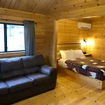 Lakewood Park Campground - Luxury Cabin